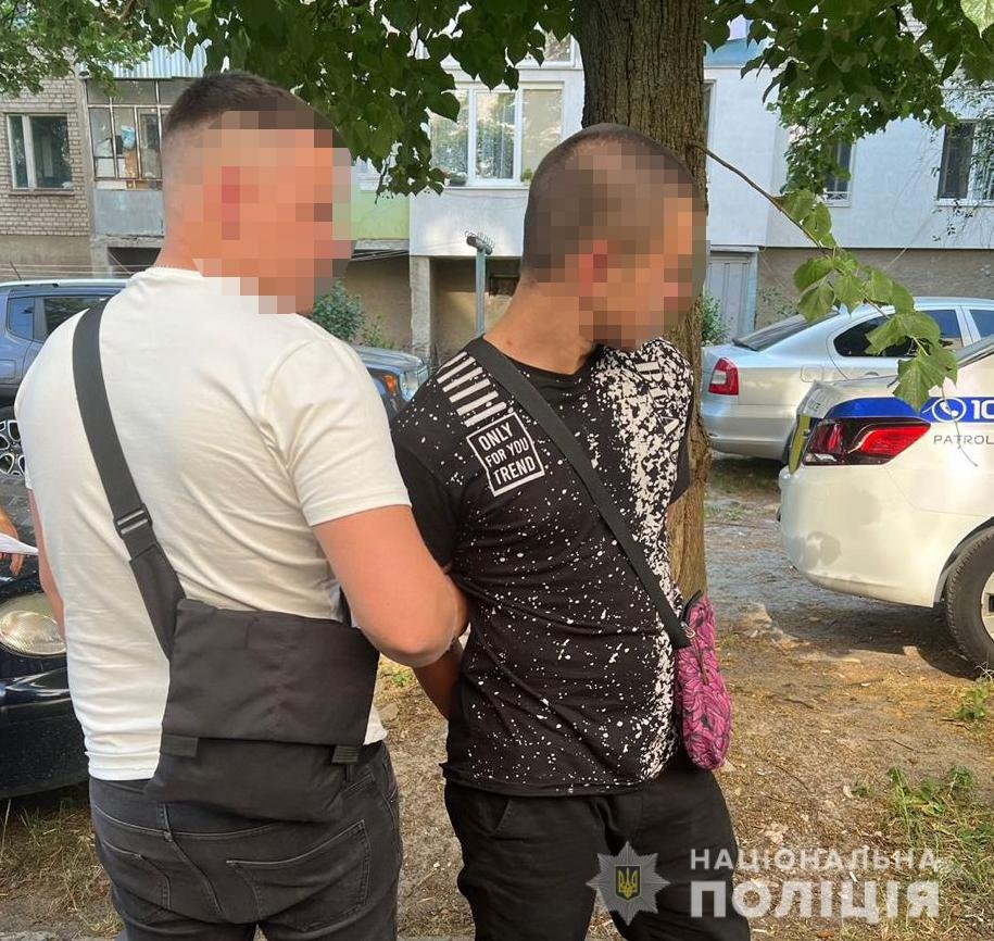 Двоє молодих львів'ян пограбували продавця ТРЦ, - ФОТО