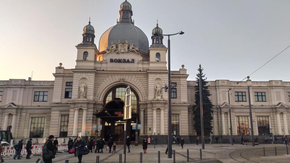 У Львові захистять від руйнувань скульптури на Залізничному вокзалі 