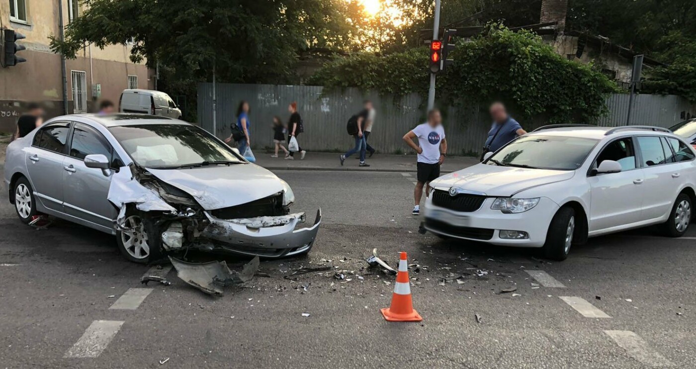 У Львові на Кульпарківській зіткнулися одразу 3 авто: винуватець був під наркотиками, - ФОТО