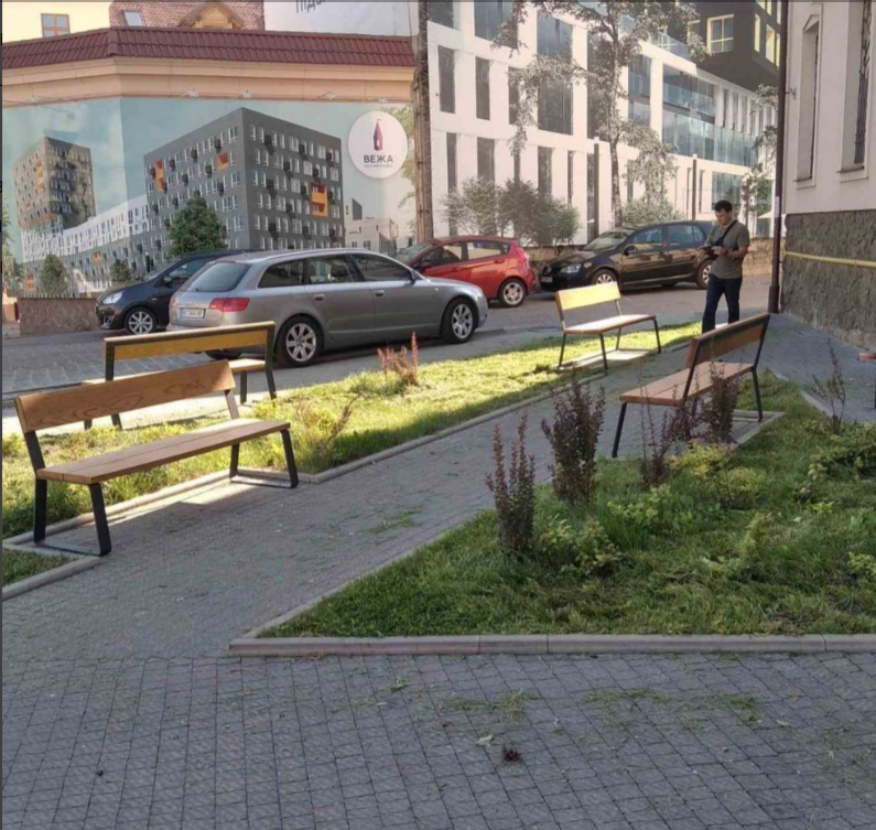 У Львові продовжують облаштовувати відремонтовану ділянку вулиці Б. Хмельницького, - ФОТО