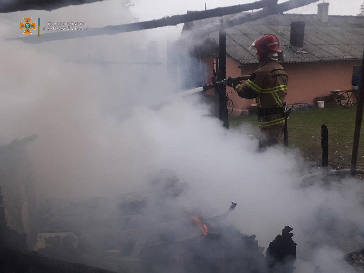 У Львівському районі вщент згоріла дерев'яна господарська будівля, - ФОТО