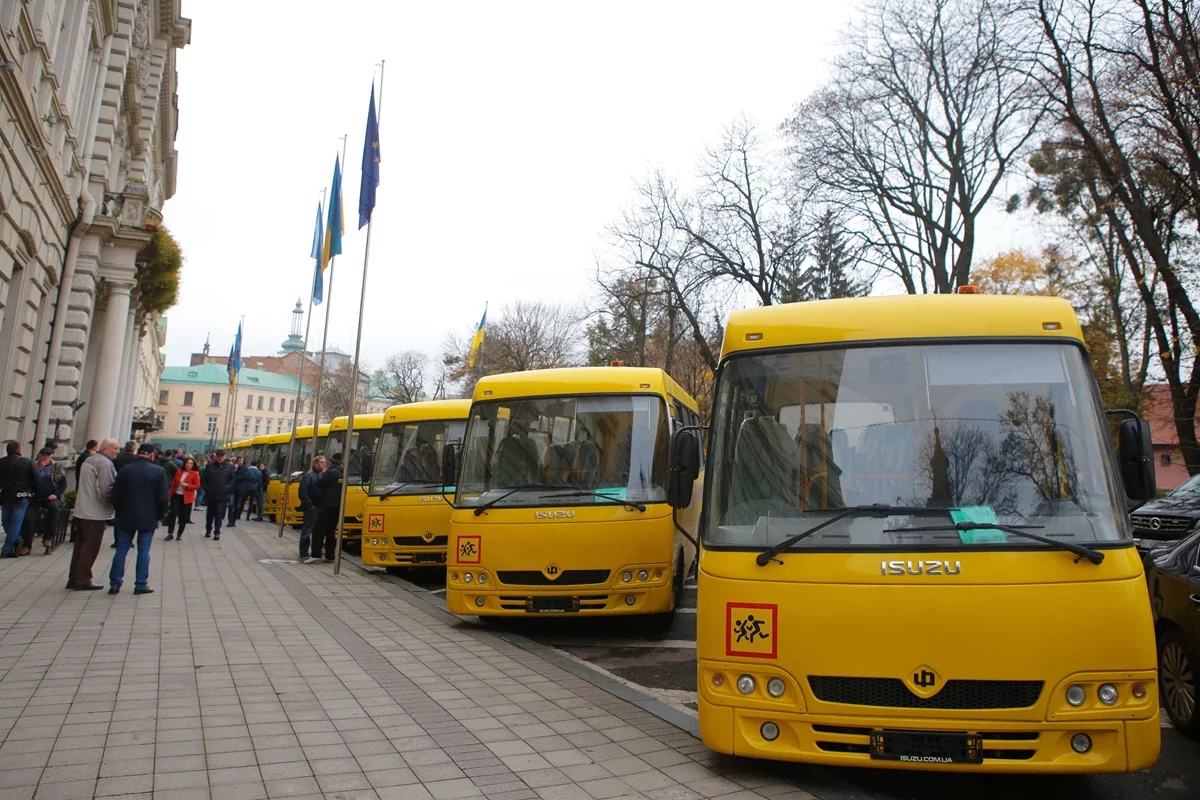 12 громад Львівщини отримали нові шкільні автобуси, - ФОТО