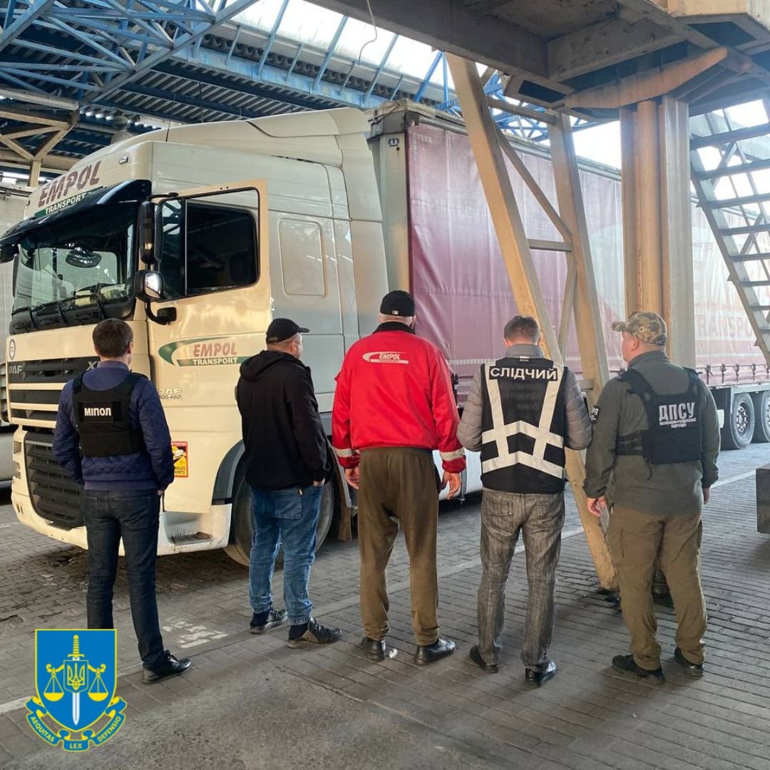 На Львівщині під виглядом далекобійників компанія переправляла за кордон 