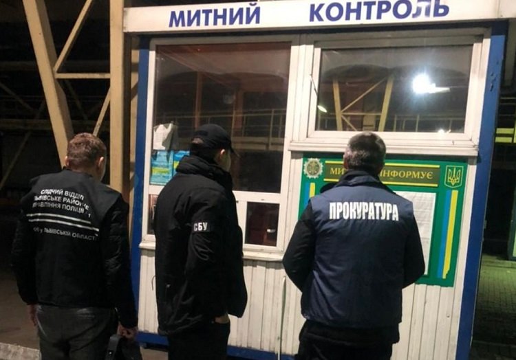 На Львівській митниці затримали службовця, що покривав канал контрабанди