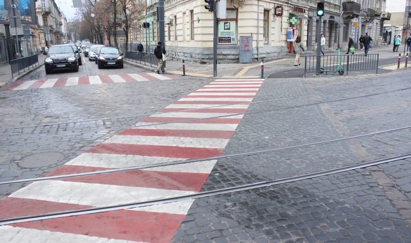 У Львові з'явився перший діагональний пішохідний перехід: змінили організацію руху на перехресті, - ФОТО