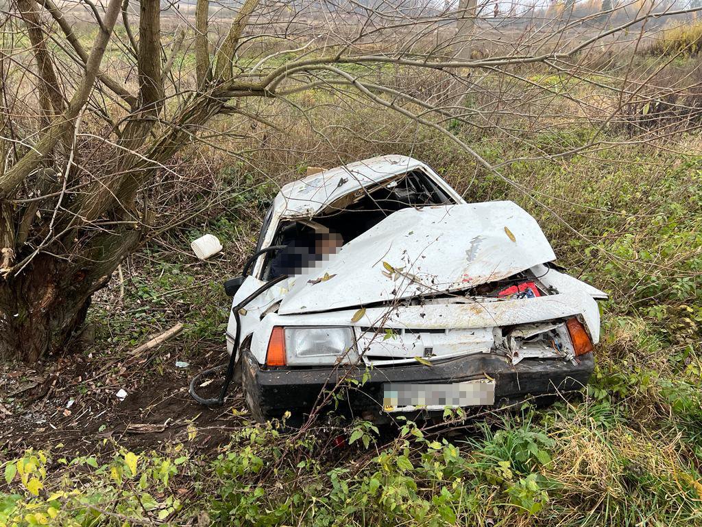 На Львівщині перекинувся автомобіль: загинув водій 