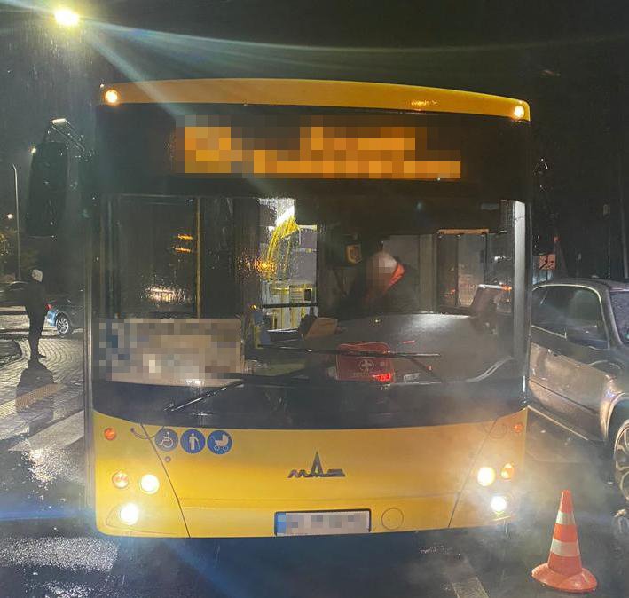 У Львові водій маршрутки збив 12-річного пішохода на вулиці Варшавській 