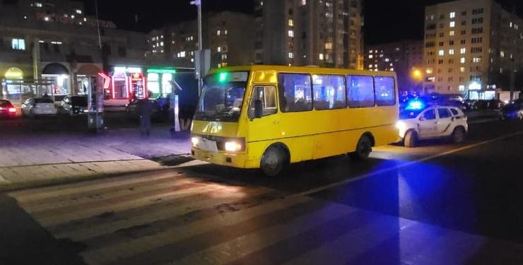 На проспекті Червоної Калини водій маршрутки збив літню жінку біля переходу, - ФОТО