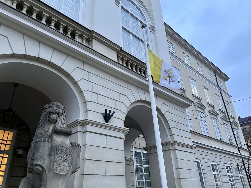У Львові вивісили прапор Ватикану з приводу поховання Папи-емерита Бенедикта XVI