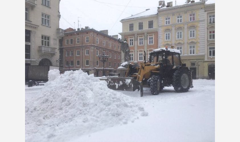 У Львові впродовж дня чиститимуть дороги