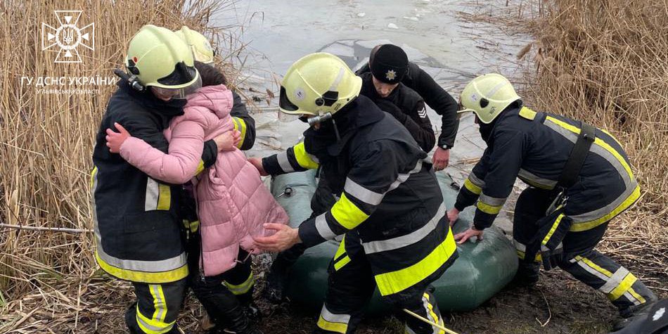 На Львівщині семикласниця провалилася під кригу на озері: рятувальники витягнули її на берег