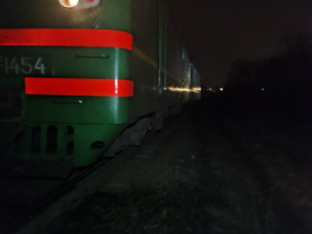 У Львові жінка потрапила під колеса вантажного потяга та вижила, - ФОТО