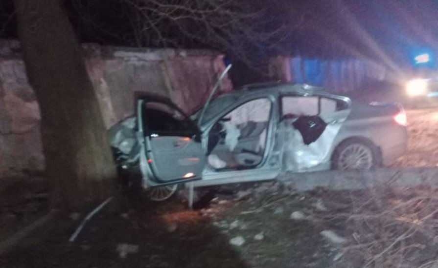 На Львівщині водій BMW влетів в бетонну огорожу та дерево: керманич в реанімації, - ФОТО