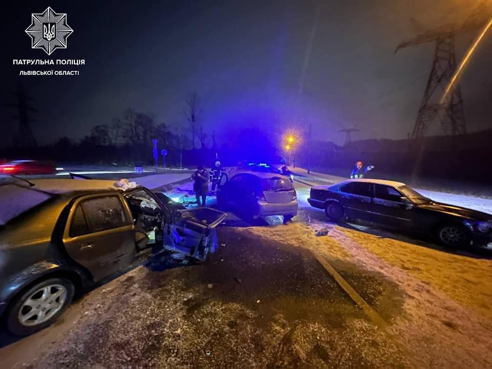 На Львівщиін сталося два лобових зіткнення: постраждали 4 людей, - ФОТО
