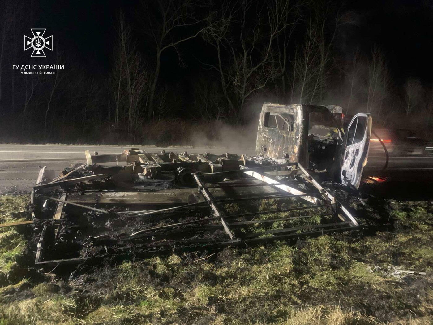 На Львівщині під час руху загорівся вантажний автомобіль, - ФОТО