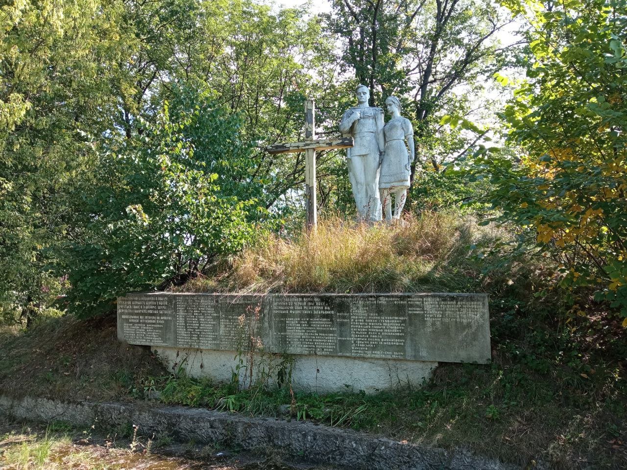 Ще один радянський пам'ятник демонтують на Львівщині, - ФОТО