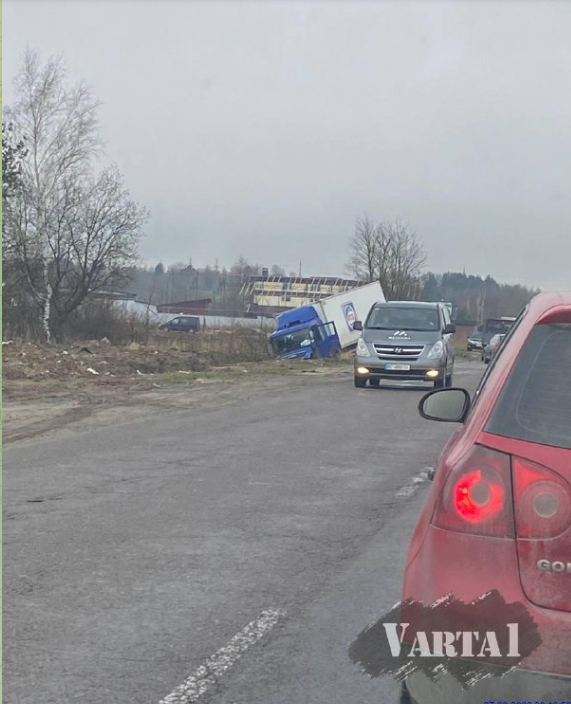 Смертельна автотроща біля Львова: вантажівка зіткнулася з легковиком, - ФОТО