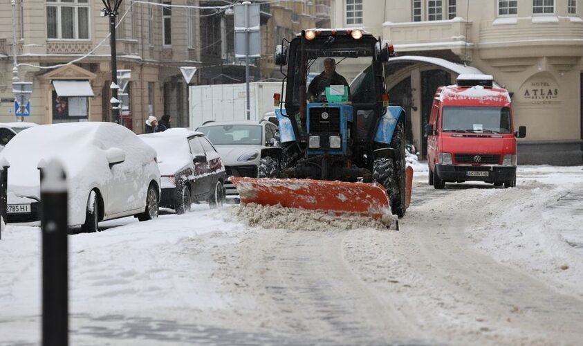50 снігоприбиральний машин залучили до очищення дорог у Львові