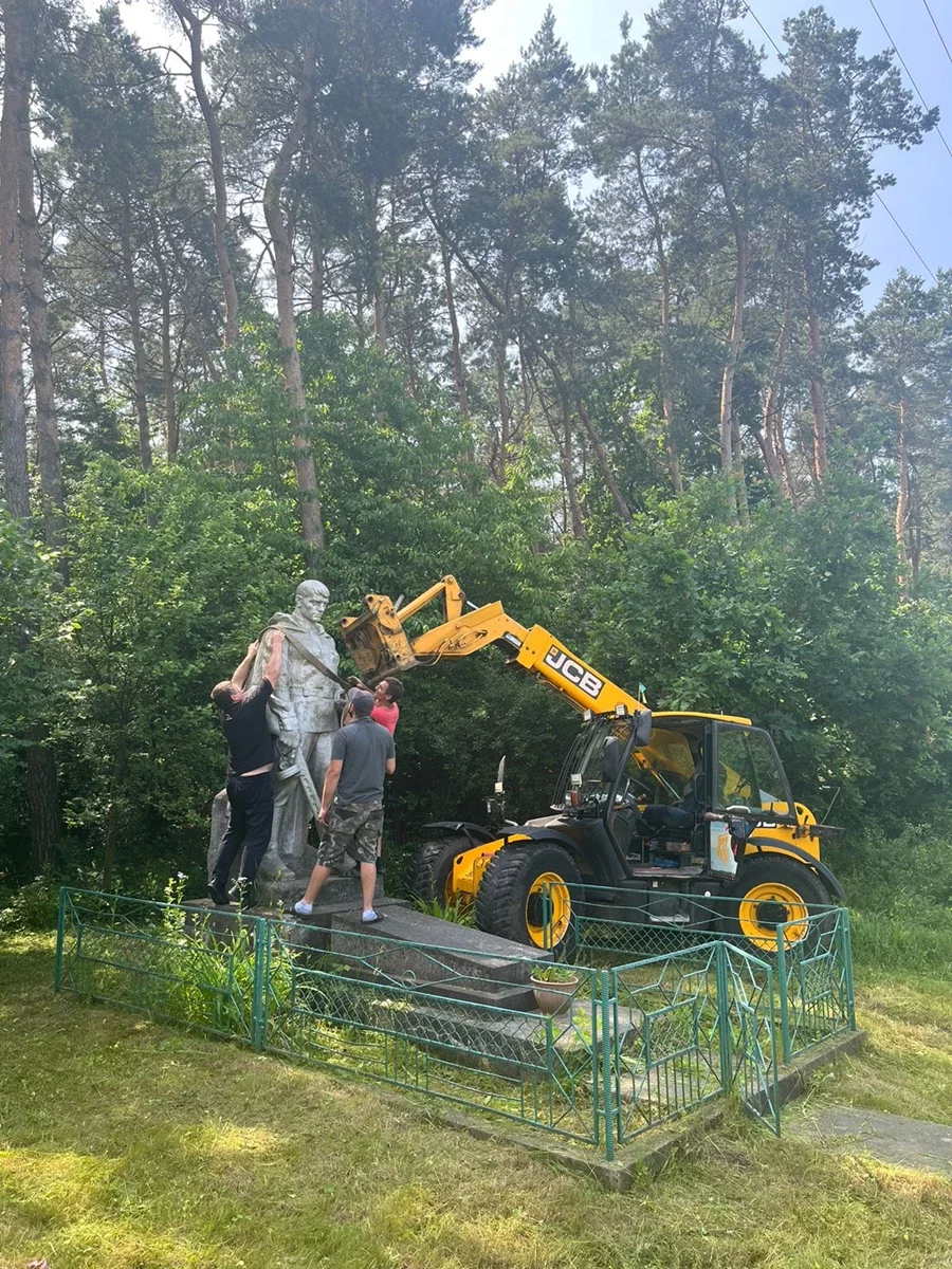 На Львівщині продовжують демонтовувати радянські пам'ятники