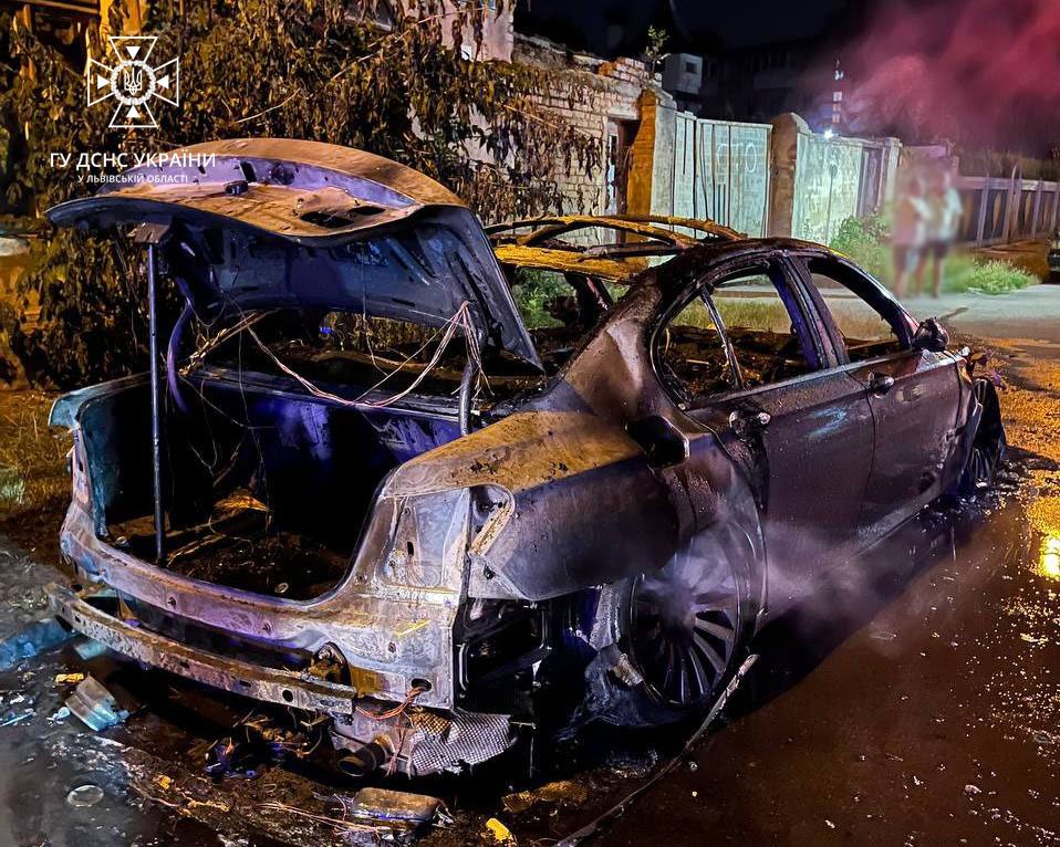 Вночі у Львові вогонь знищив автомобіль "BMW 730", - ФОТО