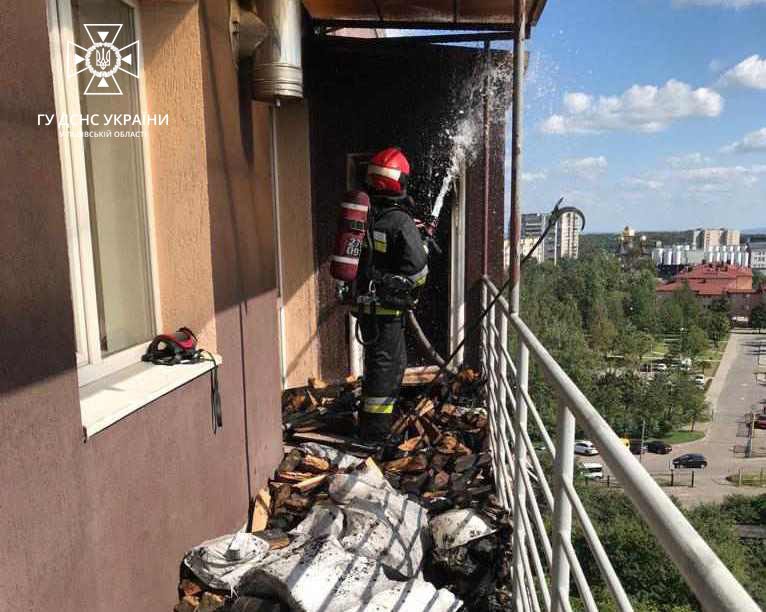 Від пожежі на балконі у Львові ледь не зайнялася квартира на 10 поверсі, - ФОТО