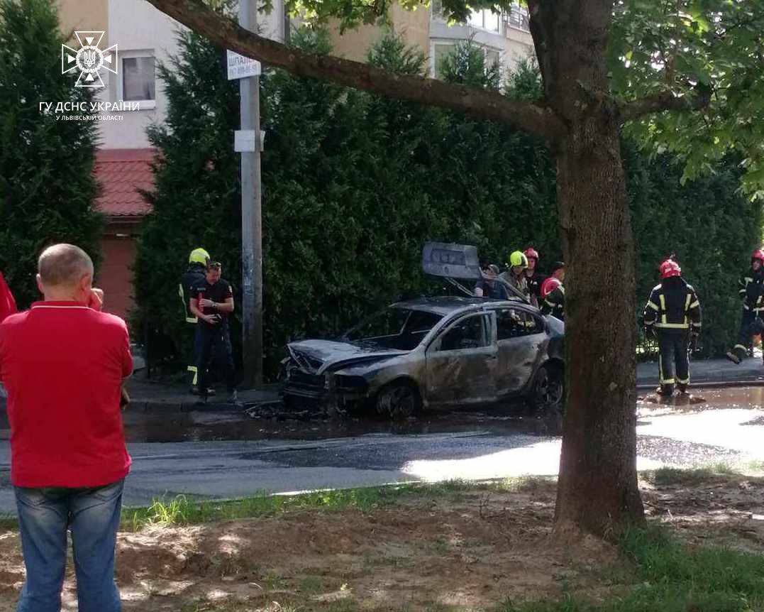 У Львові сьогодні на вулиці згоріла "Skoda Octavia", - ФОТО