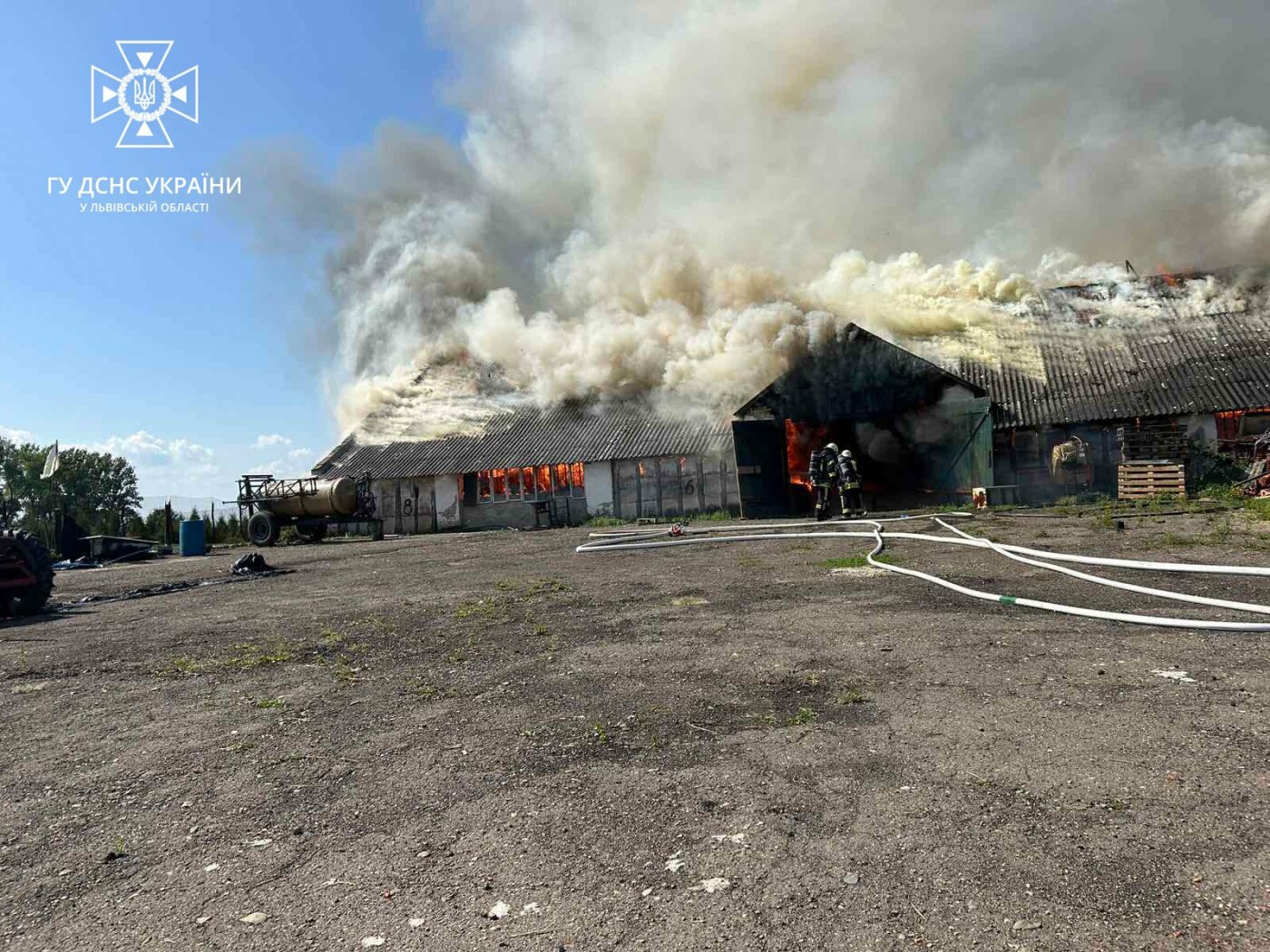 На Львівщині спалахнула ферма: ДСНС врятувала три будівлі, - ФОТО