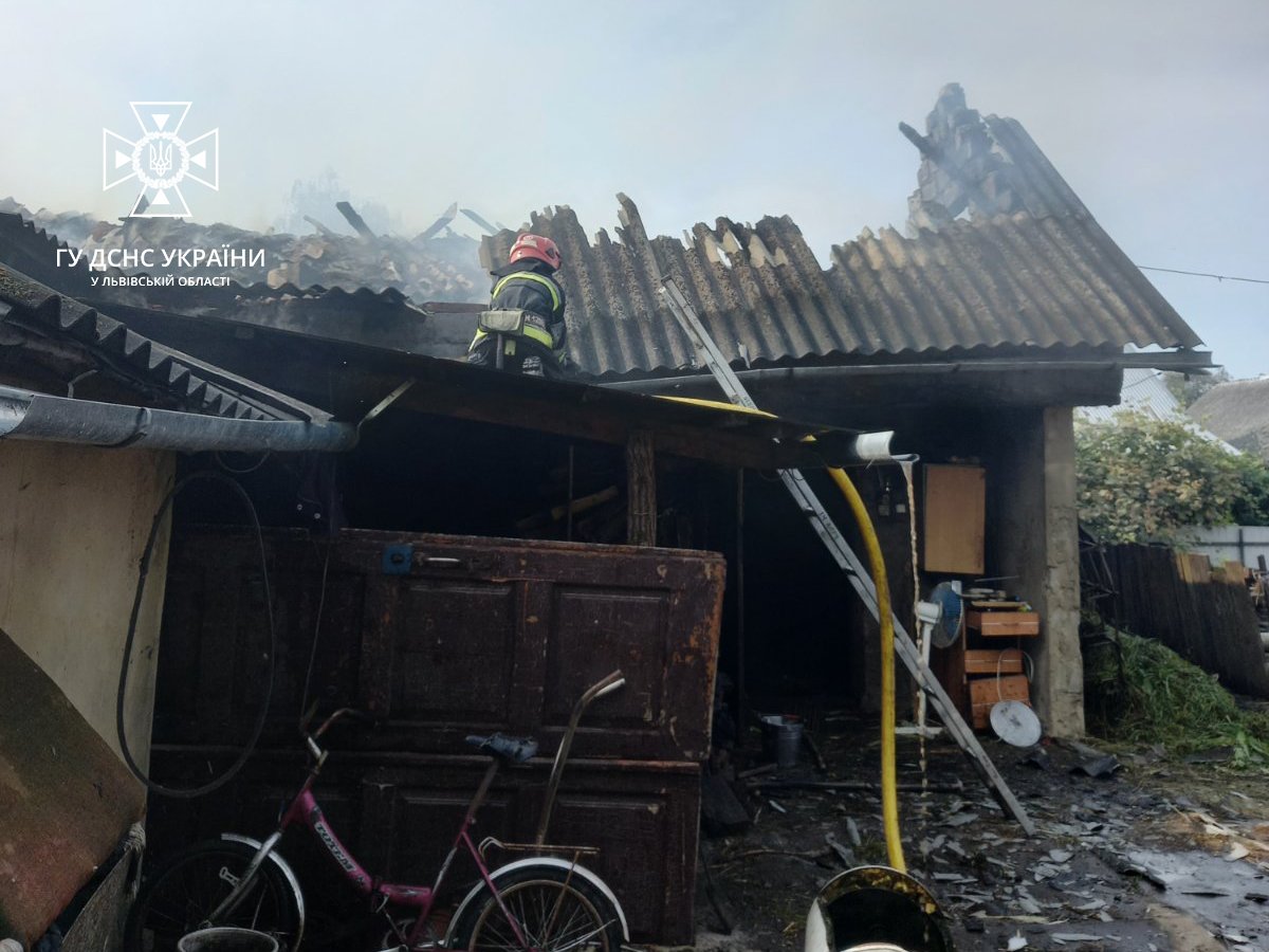 Під час пожежі на Львівщині ледь не згоріли три будинки, - ФОТО