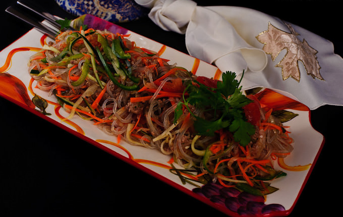 Поживний салат із рисовою локшиною