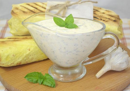 Йогуртово-часникова заправка зі спеціями