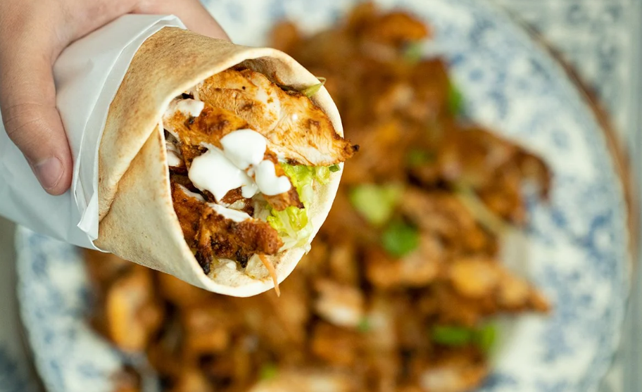 Ситна закуска з куркою в лаваші