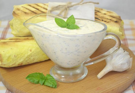 Вершковий соус з майонезом, часником і спеціями