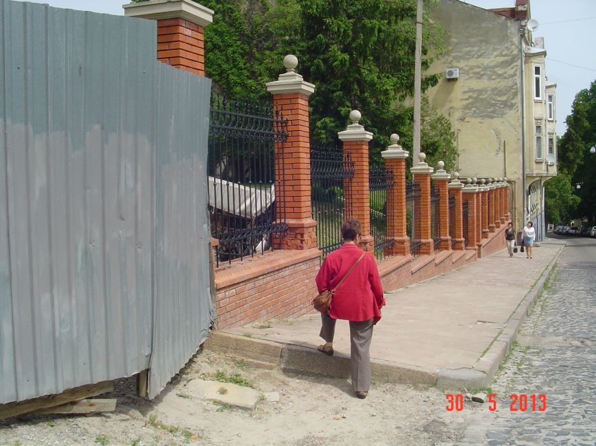 (1)Национальний музей, дуже зручний бордюр (Драгоманова,42) (1)Национальний музей, дуже зручний бордюр (Драгоманова,42)