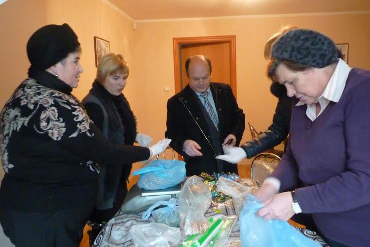 Медики зі Львівщини готують сухі борщі для бійців і відправляють їх в АТО (ФОТО) (фото) - фото 1