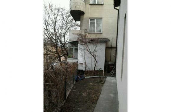 Чоловік, який випав з четвертого поверху у центрі Львова, заліз в чужу квартиру через вікно (ФОТО) (фото) - фото 1