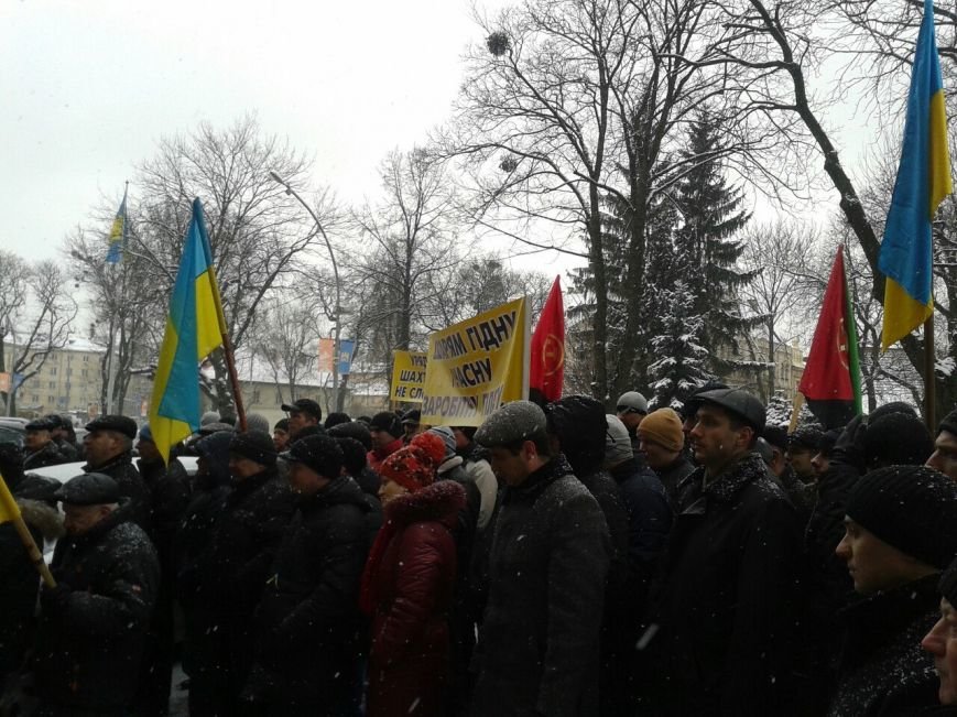 Пікет біля Львівської ОДА: шахтарі вимагають виплатити їм зарплату (ФОТО) (фото) - фото 1