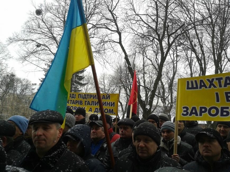 Пікет біля Львівської ОДА: шахтарі вимагають виплатити їм зарплату (ФОТО) (фото) - фото 1