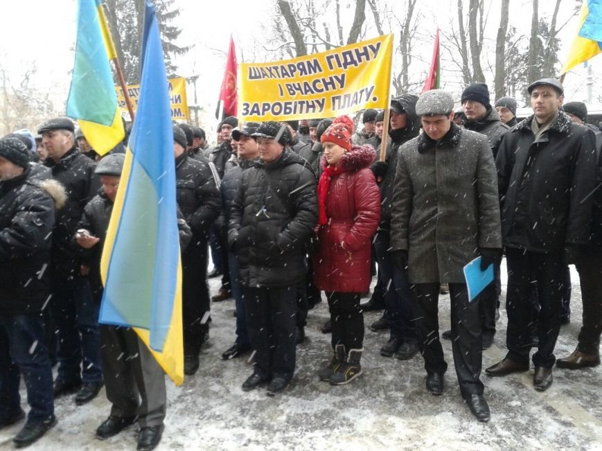 Пікет біля Львівської ОДА: шахтарі вимагають виплатити їм зарплату (ФОТО) (фото) - фото 1