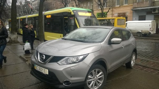ФОТОФАКТ: у Львові «розумник» продемонстрував, як не можна паркуватись. (фото) - фото 1