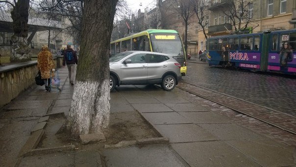 ФОТОФАКТ: у Львові «розумник» продемонстрував, як не можна паркуватись. (фото) - фото 1
