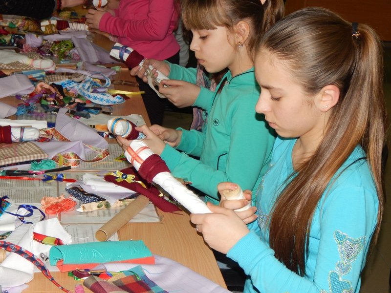 Діти учасників АТО навчились виготовляти ляльки-мотанки (ФОТОРЕПОРТАЖ) (фото) - фото 7