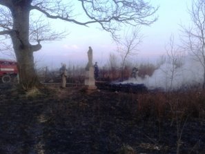 На Львівщині через пожежу трави, вщент згоріла капличка (ФОТО) (фото) - фото 1