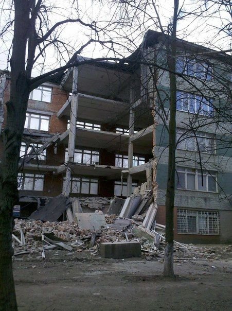 Фото з місця події, де у Львові впала п’ятиповерхова стіна (ФОТО) (фото) - фото 1