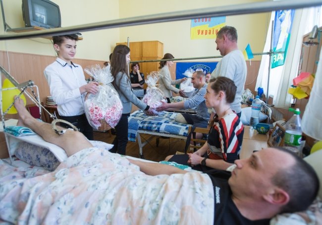 Родина Порошенка привітала з Великоднем поранених Героїв (ФОТОРЕПОРТАЖ) (фото) - фото 1