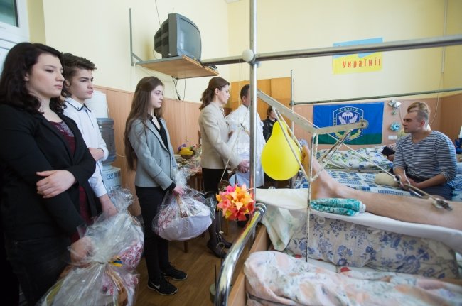 Родина Порошенка привітала з Великоднем поранених Героїв (ФОТОРЕПОРТАЖ) (фото) - фото 1