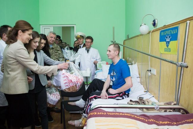 Родина Порошенка привітала з Великоднем поранених Героїв (ФОТОРЕПОРТАЖ) (фото) - фото 1
