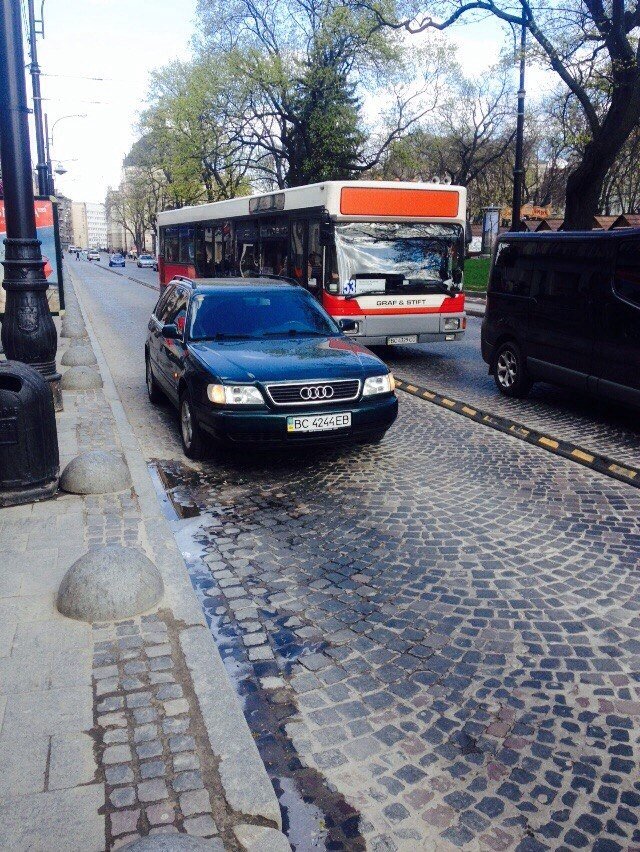 У Львові водій припаркував свою автівку на смузі для автобусів (ФОТОФАКТ) (фото) - фото 1