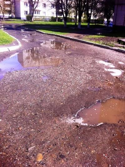 Дорога як решето, а людей рік “годують” обіцянками (ФОТО) (фото) - фото 1 Дорога як решето, а людей рік “годують” обіцянками (ФОТО) (фото) - фото 1