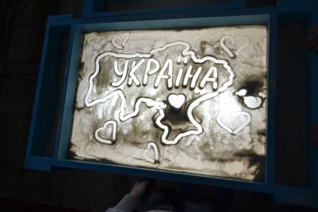 Діти, батьки яких є учасниками АТО, намалювали з піску Україну (ФОТО) (фото) - фото 1