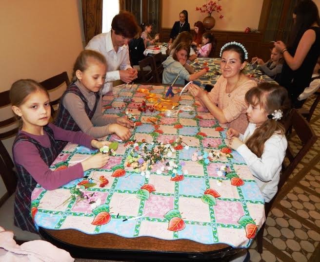 У Львові соціально незахищених дітлахів навчили виготовляти подарунки (ФОТОРЕПОРТАЖ) (фото) - фото 1